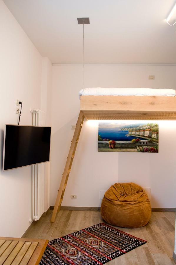Front Lake Studio With Loft Bed And Pool บาร์โดลิโน ภายนอก รูปภาพ